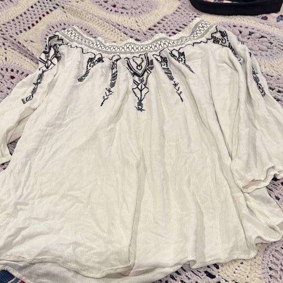 Chic White Embroidered Off-Shoulder Blouse - Picture 2 of 3